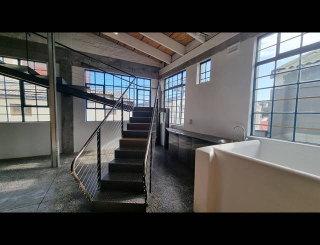 285M² BUSINESS TO LET IN WOODSTOCK